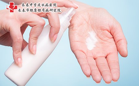 湿疹患者在洗澡后可以涂抹保湿乳